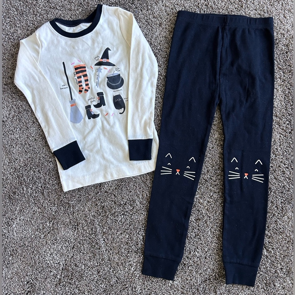 Old Navy Cream & Black Kids Pajama Set with Witch and Cat Motifs Size 5t
